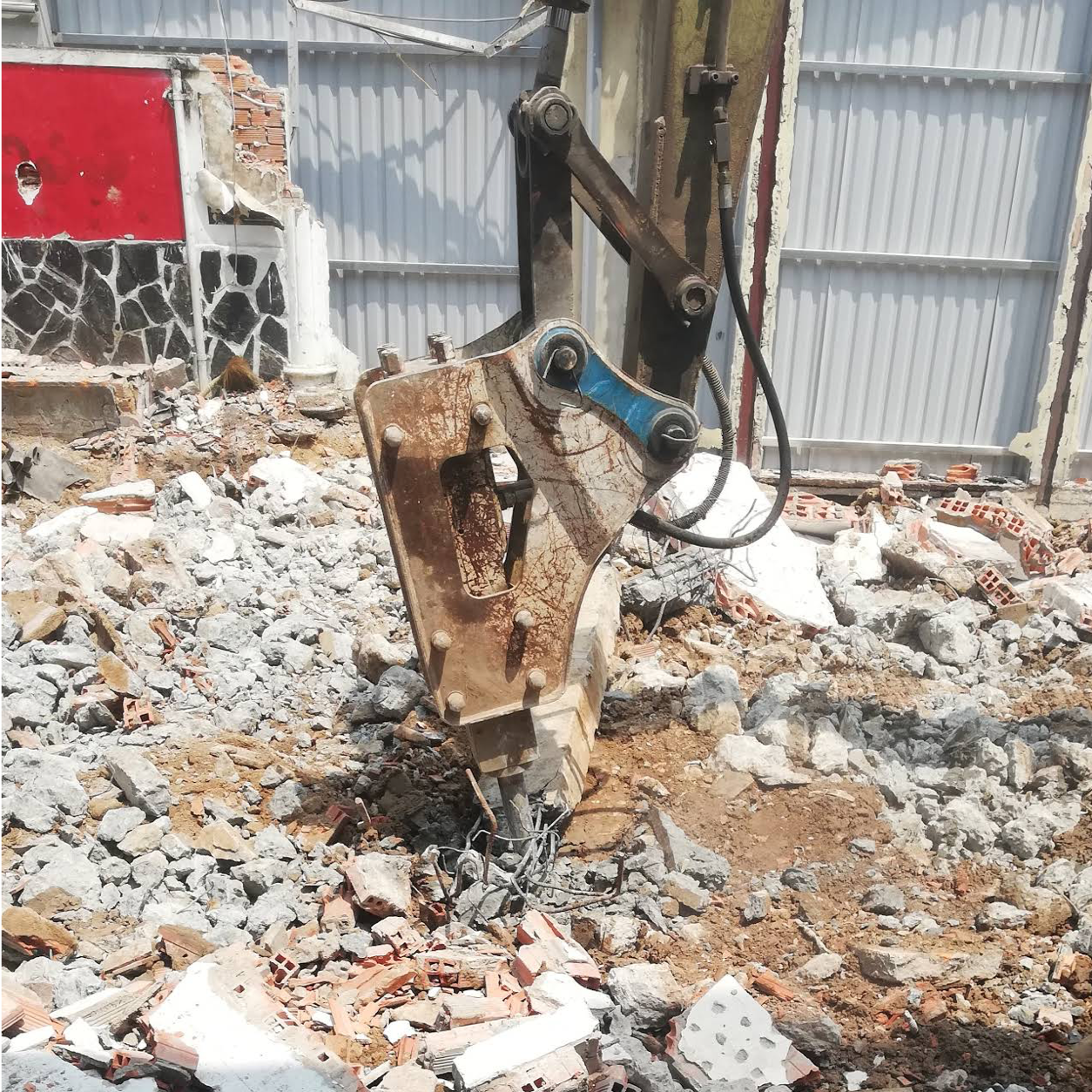 xe-cuoc-dang-thao-do-cong-trinh