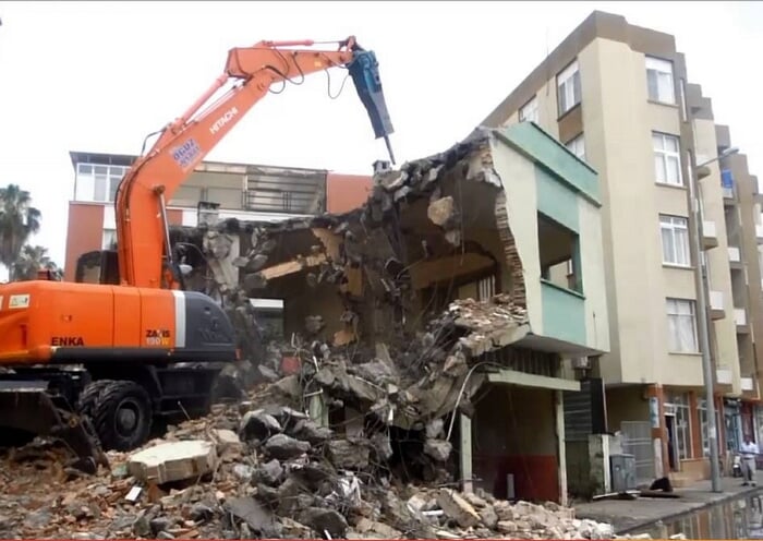 xe-duc-chuyen-dung-dang-thao-do-nha-pho-cu-de-thu-mua-xac-nha